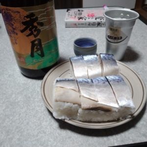 熱燗と鯖寿司